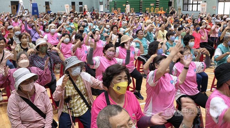 澎湖縣政府舉辦「銀髮動齡、健康久久」活動，滿場的銀髮族一起有氧律動、伸展運動，感受運動的樂趣，現場歡笑聲此起彼落。中央社    115年6月6日