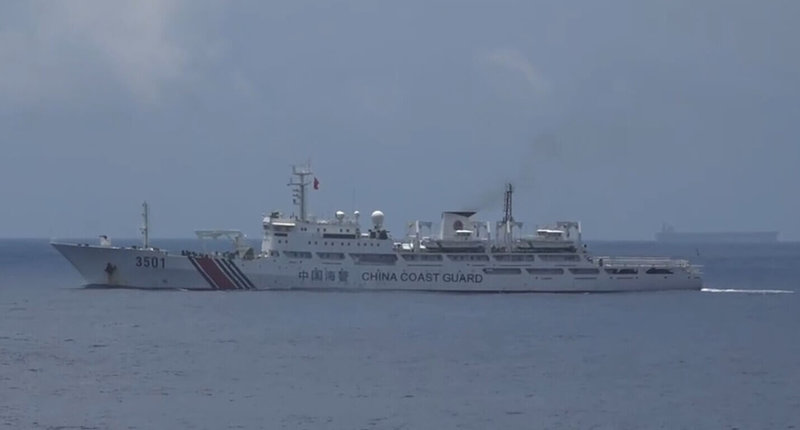 海巡署表示，中國海警船（圖）及調查船首見聯手闖入東沙限制水域，海警船被驅離時稱「台灣前途在於國家統一」，海巡則回應，「你們行為證明中國的和平是騙局」。（海巡署提供）中央社記者劉建邦傳真　115年6月6日