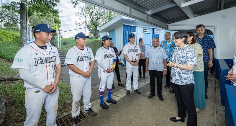 副總統蕭美琴(前右)啟動「帛榮專案」,當地時間6日傍晚飛抵友邦帛琉,在機場歡迎儀式後,立即新增行程直奔棒球場,與帛琉副總統歐宜樓(Raynold Oilouch)(前右2)一起與2026台帛棒球交流賽選手會面。(總統府提供)中央社記者裴禛帛琉科羅傳真 115年6月6日