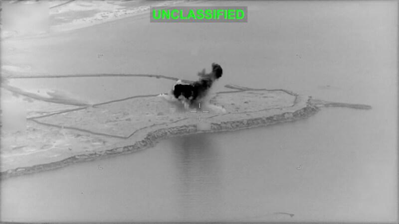 美軍5日對伊朗雷達站發動空襲，美軍中央司令部公布空襲影像。（圖取自x.com/CENTCOM）
