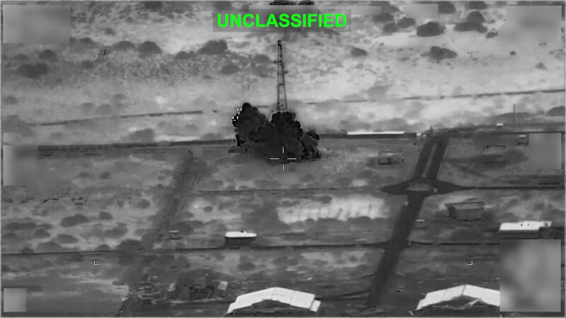 美軍5日對伊朗雷達站發動空襲，美軍中央司令部公布空襲影像。（圖取自x.com/CENTCOM）