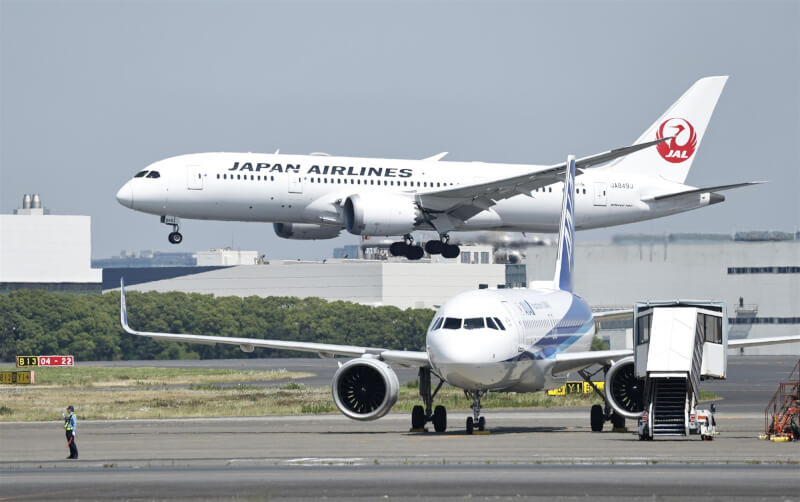 圖為日航和全日空班機。（共同社）