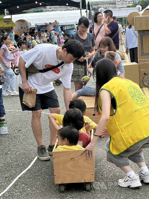 還我特色公園行動聯盟6日在凱道舉行第2屆「盡情遊戲日」，現場有跑酷、勇者之塔、滑步車、紙箱創作與戲水體驗等多元遊戲區，大小朋友熱鬧遊憩。中央社記者吳欣紜攝　115年6月6日