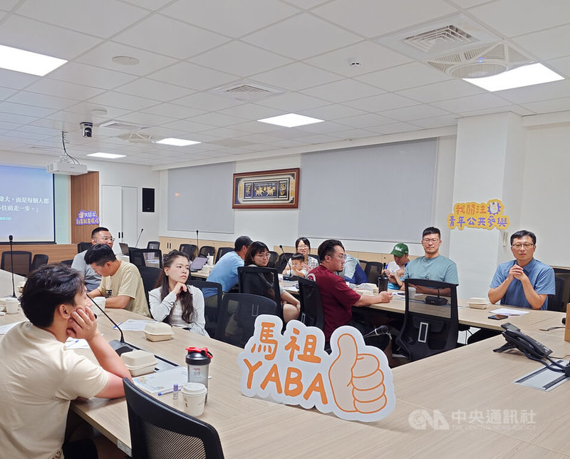 連江縣政府教育處與青年事務委員會合辦青年事務交流座談，6日晚間在東引鄉舉行。與會青年反映問題多元，包括觀光發展、青年創業、在地商機等面向。中央社記者潘欣彤攝　115年6月6日