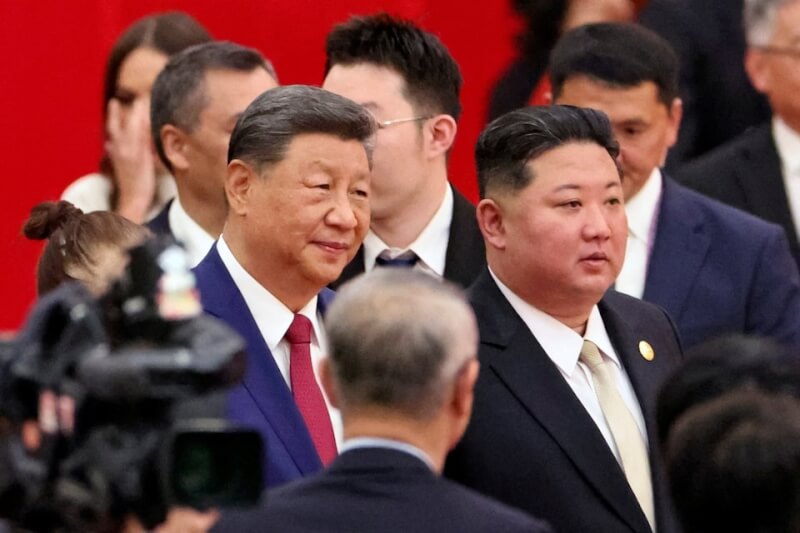 圖為2025年金正恩（右）和習近平（左）在北京人民大會堂參加紀念二戰勝利80週年招待會。（路透社）