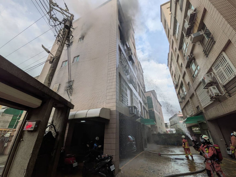 新竹市消防局7日下午接獲報案，指北區延平路三段有民宅冒煙，立即派員到場展開搜救及滅火。（新竹市消防局提供）中央社記者魯鋼駿傳真　115年6月7日