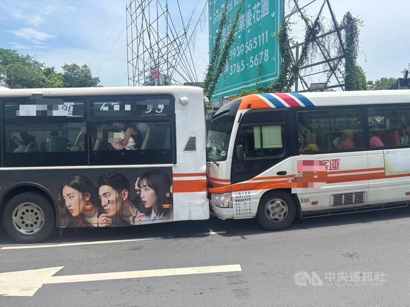 台北市士林區7日發生2輛小15路線公車追撞，疑因後方駕駛未注意車前狀況所致，造成後車8名乘客輕傷，警方已排除酒駕或毒駕。（翻攝照片）中央社記者黃麗芸傳真 115年6月7日