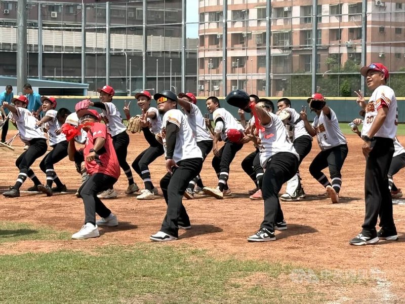 115年華南青少棒賽台東7日季軍戰與桃園市交手,以6比1搶勝,奪下季軍,賽後球員教練百出慶祝手勢。中央社記者謝靜雯攝 115年6月7日