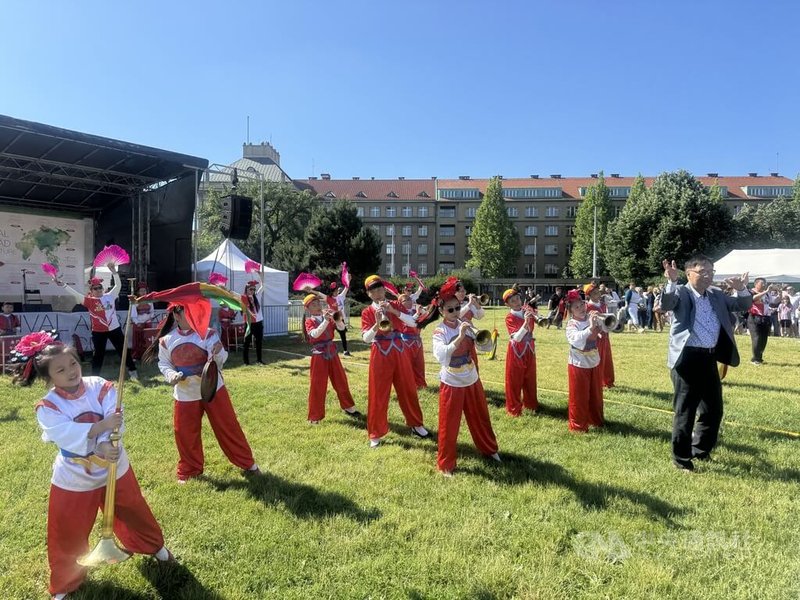 金門中正國小鼓吹隊6日在捷克使館節演出,將金門傳統民俗音樂文化搬上國際舞台。中央社記者劉郁葶布拉格攝 115年6月7日