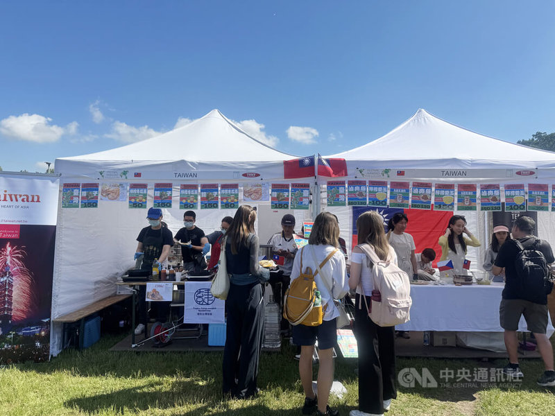 第9屆使館節(Embassy Festival)6日在捷克布拉格盛大登場。現場台灣攤位販售粽子、蔥油餅、滷肉飯、烏龍茶凍奶、檸檬愛玉與檸檬冬瓜茶等台灣小吃。中央社記者劉郁葶布拉格攝 115年6月7日