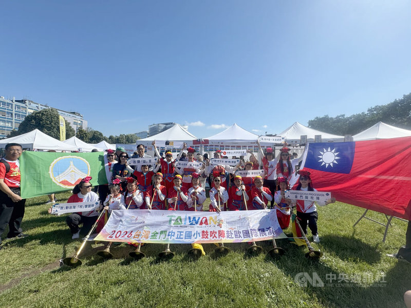 在駐捷克代表處的邀請下,金門中正國小鼓吹隊來到捷克第9屆使館節演出,帶來「念故鄉」、「台灣尚勇」精彩曲目。中央社記者劉郁葶布拉格攝 115年6月7日