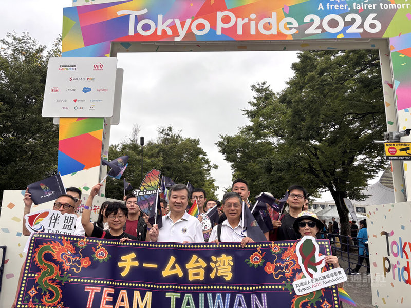 日本規模最大的LGBTQ+活動「東京驕傲節」(Tokyo Pride)7日在澀谷舉行遊行活動,駐日代表李逸洋(中)與台灣紅絲帶基金會董事長涂醒哲(右2)、伴盟秘書長簡至潔(左2)及來自各地的支持者共同參與。中央社記者戴雅真東京攝 115年6月7日