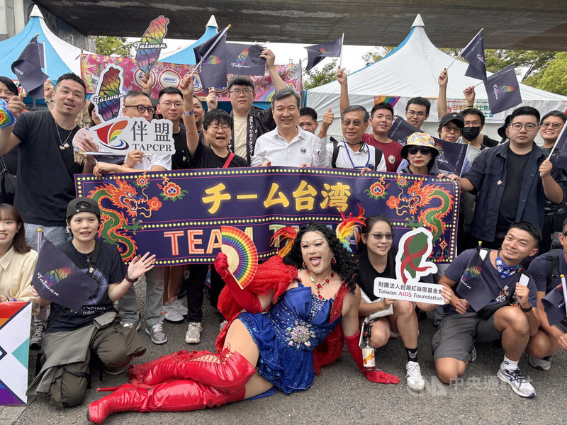 日本規模最大的LGBTQ+活動「東京驕傲節」(Tokyo Pride)7日在澀谷舉行遊行活動,台灣今年由駐日代表處、台灣紅絲帶基金會及台灣伴侶權益推動聯盟(伴盟)共同組成TEAM TAIWAN參與活動。中央社記者戴雅真東京攝 115年6月7日