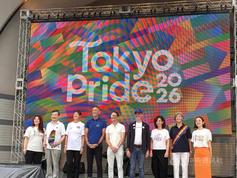 日本規模最大的LGBTQ+活動「東京驕傲節」(Tokyo Pride)7日在澀谷舉行遊行活動,駐日代表李逸洋(左2)今年受邀與英國駐日大使朗博頓(Julia Longbottom,右2)等各國使節一同登上大會主舞台致詞,成為現場唯一登台發言的亞洲國家代表。中央社記者戴雅真東京攝 115年6月7日