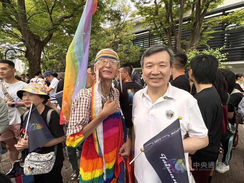 日本規模最大的LGBTQ+活動「東京驕傲節」(Tokyo Pride)7日在澀谷舉行遊行活動,台灣同志運動先驅祁家威(左)特別帶著國旗現身,與駐日代表李逸洋合影。中央社記者戴雅真東京攝 115年6月7日