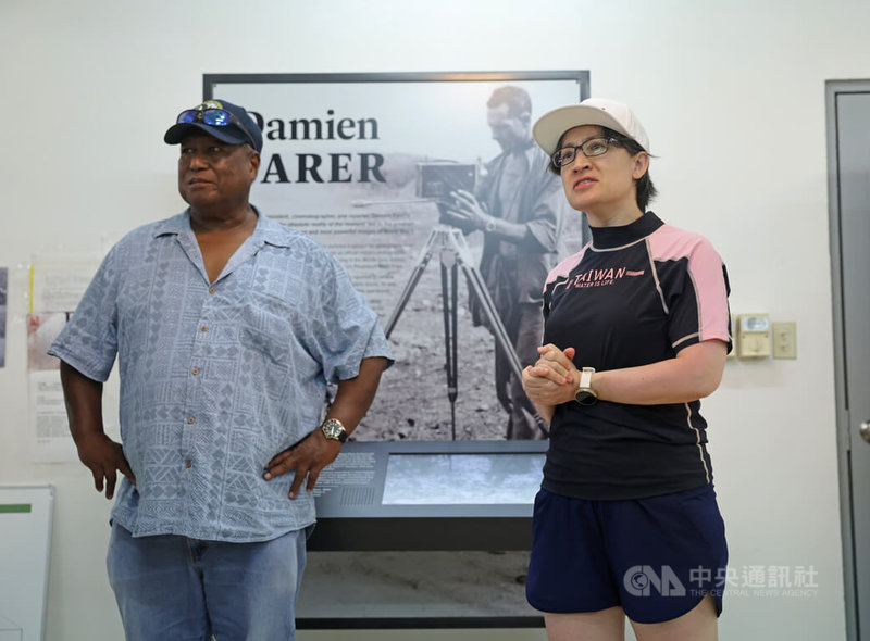副總統蕭美琴(右)「帛榮專案」7日第2天行程,下午到貝里琉州參訪貝里琉二戰紀念博物館,在貝里琉州長羅柏茲(Emais Roberts)(左)導覽介紹後受訪。中央社記者裴禛貝里琉州攝 115年6月7日