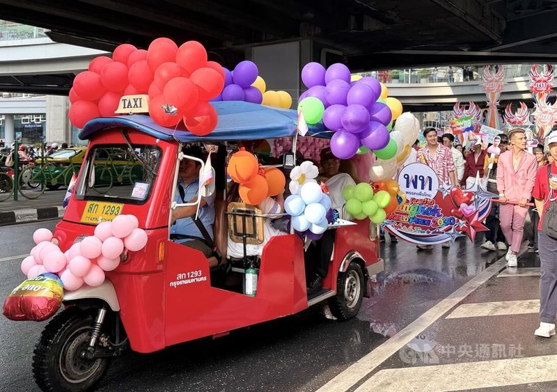 曼谷5月31日舉行的同志大遊行中,泰國最具代表性的嘟嘟車掛滿彩色氣球,穿梭在遊行行列中。中央社記者李宗憲曼谷攝 115年6月7日