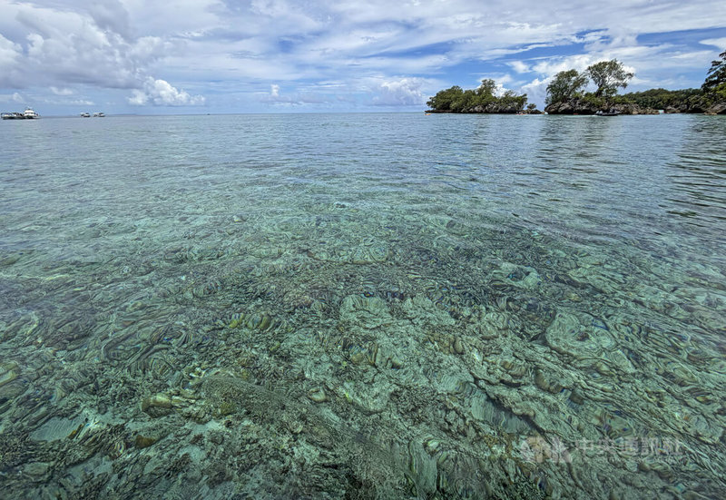 世界知名潛點「大斷層」位於帛琉洛克群島南端恩格邁利斯島（Ngemelis Island）外海，結合珊瑚礁淺灘與深海斷崖，海底地形從約3公尺淺礁垂直下降至約600公尺深海，被譽為世界海景7大奇景之一。中央社記者裴禛帛琉攝　115年6月7日