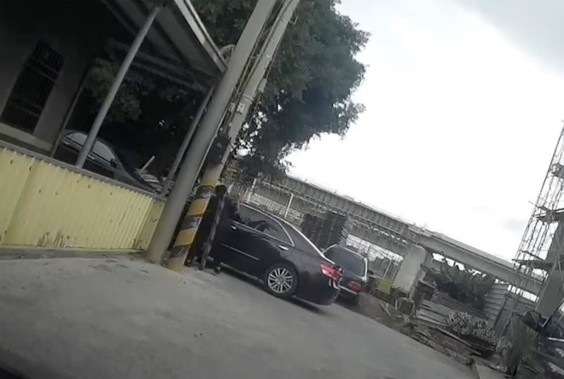 彰化縣施姓男子4日涉毒駕拒絕接受盤查，陳姓所長被車身擦撞倒地，再遭輾過雙腳而受有骨折等傷害，趙姓警員持警棍擊破車窗將男子壓制逮捕，過程中造成趙姓警員手部受傷。（民眾提供）中央社記者鄭維真傳真 115年6月7日