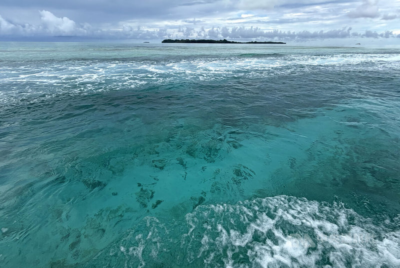 副總統蕭美琴赴帛琉訪問，7日前往洛克群島南部潟湖浮潛，行經知名景點德國水道（German Channel），在陽光照射下，水道呈現不一樣的湛藍。中央社記者裴禛帛琉攝　115年6月7日