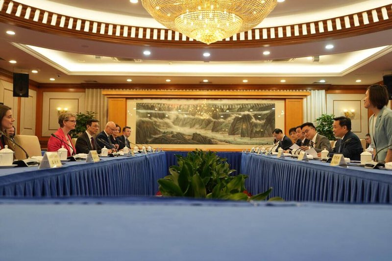 英國外交大臣古柏3日訪問深圳,與中共深圳市委書記靳磊舉行雙邊會談。(英國外交部提供)中央社記者陳韻聿倫敦傳真 115年6月6日