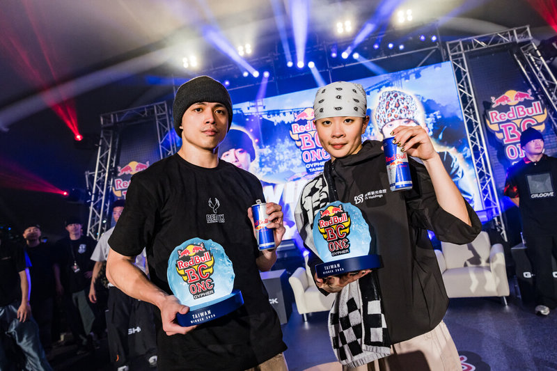 Red Bull BC One 台灣大賽6日落幕，經過數小時的激戰，最終由B-Boy Lian（陳健嚴）（左）與B-Girl Sophia（許馥雅）（右）脫穎而出。（Red Bull提供）中央社記者黎建忠傳真 115年6月7日