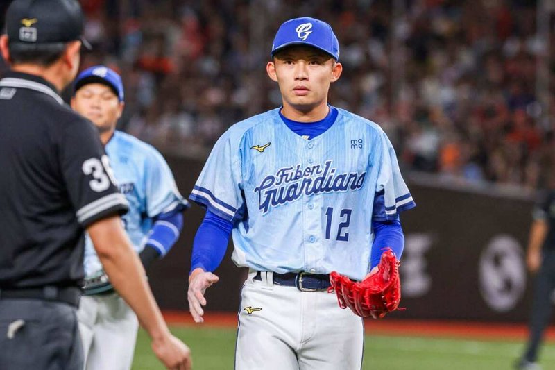 中華職棒富邦悍將隊6日對上統一7-ELEVEn獅隊，悍將先發投手鈴木駿輔突然受傷，投手江國豪（右1）緊急接替，投出4局失2分的表現，再次擦亮「萬能右腕」招牌。（富邦悍將隊提供）中央社記者蘇志畬傳真　115年6月7日