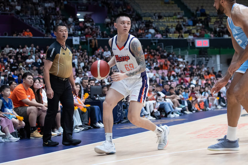 台灣職籃P.LEAGUE+衛冕軍桃園璞園領航猿7日主場迎戰台北富邦勇士，領航猿靠著當家球星盧峻翔（持球者）終場前飆進鎖定戰果的關鍵投籃，最後以98比94取勝，將冠軍賽系列戰扳成1比1平手。（PLG提供）中央社記者陳容琛傳真　115年6月7日