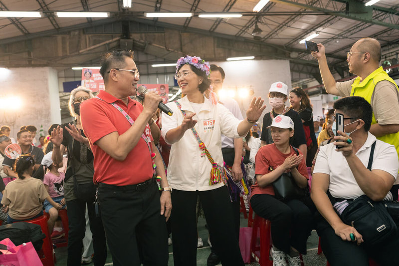 民進黨新北市長參選人蘇巧慧（中右）7日出席同黨市議員蘇錦雄Paylang．Caya（前左）原民音樂饗宴，並表示，她是原住民的媳婦，「我是最能站在族人視角，替大家服務的新北市長候選人」。（蘇巧慧競辦提供）中央社記者王鴻國傳真　115年6月7日