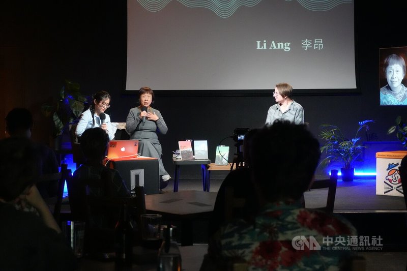李昂(台上中)在弗羅茨瓦夫活動現場與捷克漢學學者路丹妮(台上右)展開焦點對談,幽默且深入地向台下滿座的中歐聽眾解析其「靈異三部曲」與台灣信仰文化。中央社記者鄭淨伃弗羅茨瓦夫攝 115年6月6日