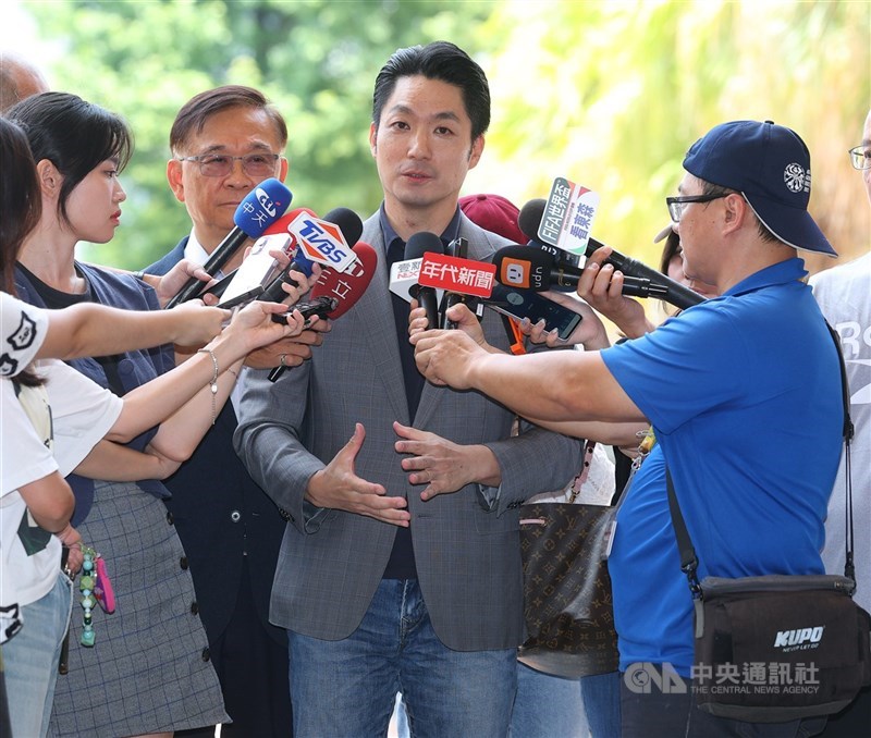 韓國選舉選票短缺引發萬人抗議，媒體聯訪提問民進黨 台北市長參選人沈伯洋曾發文揭疑慮被網友封神預言， 市長蔣萬安還支持此制。蔣萬安說，立院會實質審議。 （中央社檔案照片）