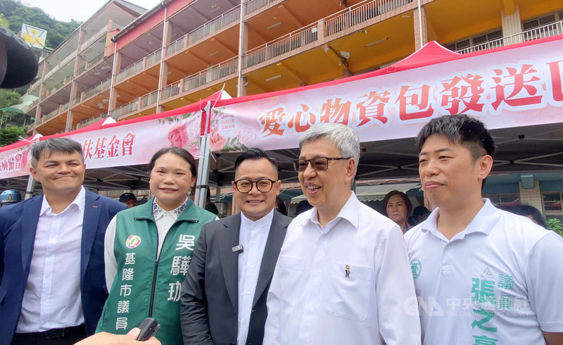 前副總統陳建仁（前右2）與民進黨基隆市長參選人童子瑋（前右3）7日出席在基隆市輔大聖心高級中學舉行的基隆社福博覽會，陳建仁稱讚童子瑋是很好的領導者。中央社記者王朝鈺攝　115年6月7日