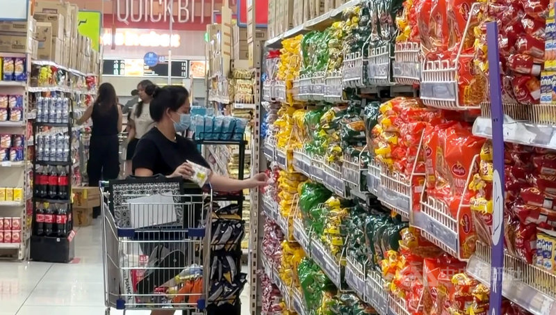 根據菲律賓統計局（PSA）數據，4月通貨膨脹率升至7.2%，5月雖回落至6.8%，仍遠高於菲律賓中央銀行設下的2%至4%的目標。圖為菲律賓人在超市購物。中央社記者林行健馬尼拉攝 115年6月7日