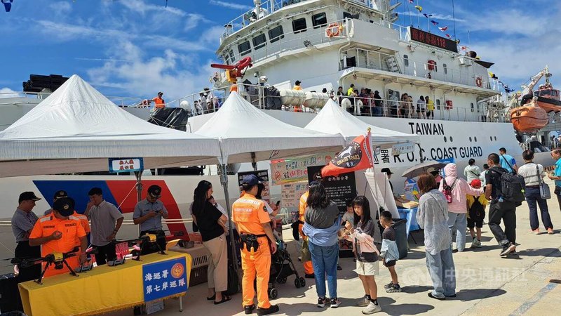 海巡署艦隊分署配合國家海洋日，澎湖海巡隊所配置的1000噸級巡防艦「連江艦」，7日泊靠馬公商港1號碼頭，吸引大批民眾登艦參觀。中央社   115年6月7日