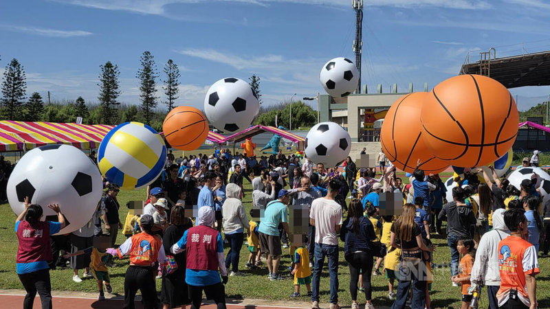 澎湖湖西鄉「幸福社區」趣味運動嘉年華活動，7日安排有大小朋友帶動跳、舞蹈及律動演出和滾大球等多項味競賽，雖然天氣炎熱，但所有參加的民眾在競賽過程中，充滿溫馨與歡樂。中央社  115年6月7日