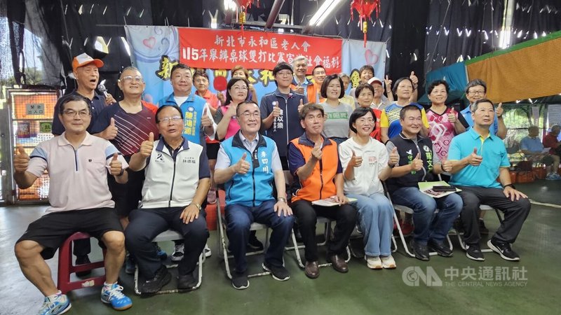 國民兩黨新北市長參選人李四川（前左3）、蘇巧慧（前右3）到永和老人會拜票。蘇巧慧表示，會補助社團，讓大家更好運作；李四川表示，若當選，會與台北市長蔣萬安合作，盡速推動捷運中和光復線。中央社記者王鴻國攝 115年6月7日