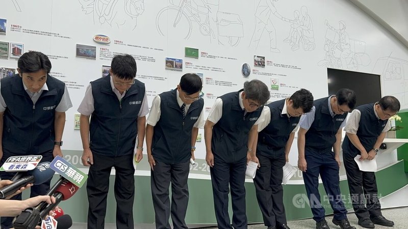 國立台灣海洋大學寄申請入學甄試成績單，部分被誤封發回基隆郵局，中華郵政副總經理蔡文慶（中）7日率一級主管出面道歉。中央社記者余曉涵攝　115年6月7日