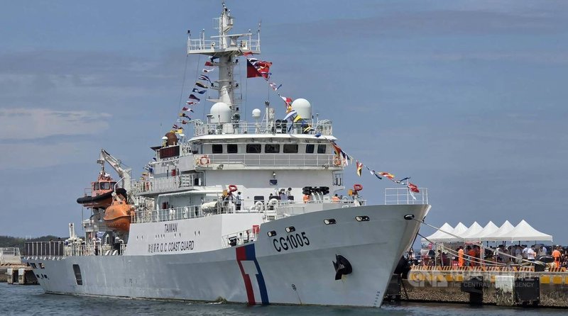 海巡署艦隊分署配合國家海洋日，澎湖海巡隊所配置的1000噸級巡防艦「連江艦」，7日泊靠馬公商港1號碼頭，吸引大批民眾在大太陽下登艦參觀，增進民眾對海巡與海洋保育工作的認識與認同。中央社   115年6月7日