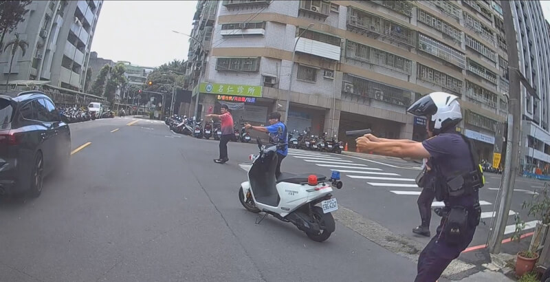 新北市政府警察局土城分局員警7日上午偵辦毒品案時，欲攔檢吳姓男子車輛，對方見狀駕車衝撞，員警開16槍示警仍逃逸，經通報勤務中心啟動攔截圍捕，吳男最後在金城路、和平路口落網。（翻攝照片）中央社記者王鴻國傳真　115年6月7日