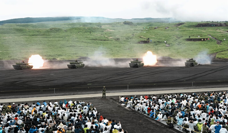 日本陸上自衛隊7日在靜岡縣舉行「富士綜合火力演習」。（共同社）