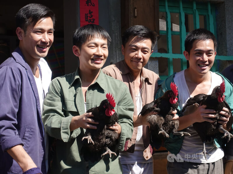 傅子純(左起)與蔡昌憲、廖錦德、董季鑫等人演出公視台語劇「苦力」。(中央社檔案照片)