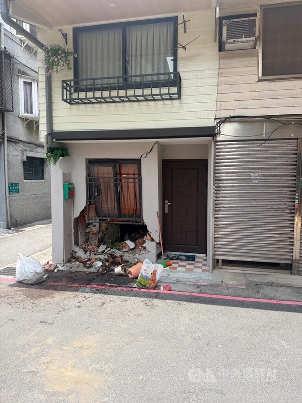 北市8旬吳姓男子駕車疑操作失誤,誤踩油門碰撞路旁民宅受損,警方獲報已排除酒駕、毒駕,經查吳翁駕駛駕籍正常、有依規定換照。(翻攝照片)中央社記者黃麗芸傳真 115年6月7日