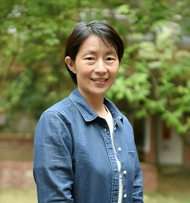 曾任空服員的桃園市會稽國中教師倪同娟面對有情緒困擾的學生，採取陪伴與引導並行，透過班級溝通促進同儕理解與支持，獲選教育家人物典範。（教育部提供）中央社記者許秩維傳真　　115年6月7日