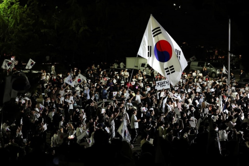 圖為6日首爾示威民眾包圍在計票中心外持續抗議,要求重新選舉。(路透社)
