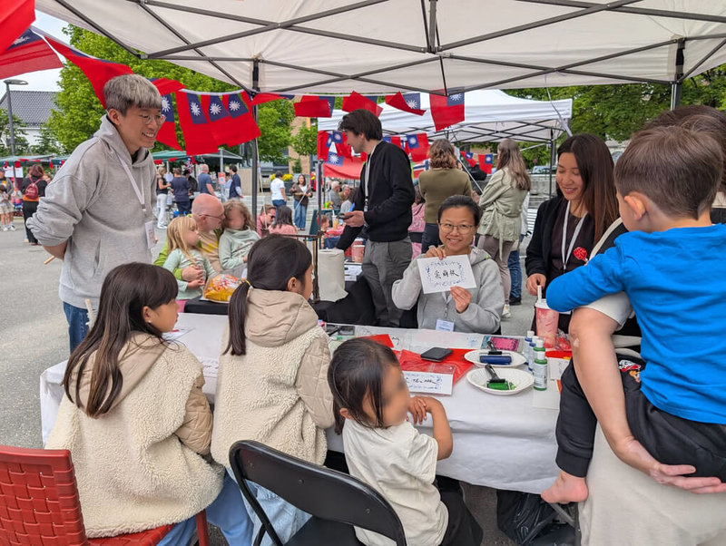 挪威台灣人聯誼會舉辦台灣美食文化祭,活動現場熱鬧非凡,除了各式美味的台灣小吃,還有豐富的文化體驗活動,讓參與民眾更深入了解台灣文化。 (挪威台灣人聯誼會 Taiwanese Association of Norway提供)中央社記者巫祈麟赫爾辛基傳真 115年6月8日