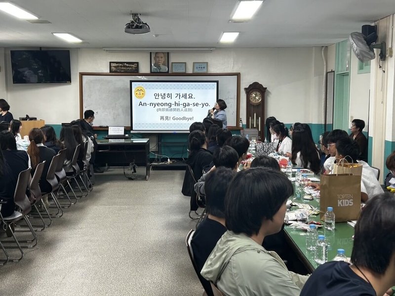 台中市大甲高中赴韓國交流，參訪學生在校方安排下走入韓國高中的課堂，親身體驗當地教育體制與多元課程。（大甲高中提供）中央社記者趙麗妍傳真　115年6月8日