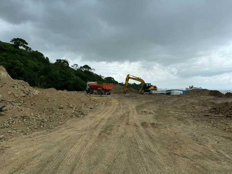 台中地檢署偵辦大肚區某山坡地遭大規模非法傾倒廢土、營建剩餘混合物及污泥等事業廢棄物案件。犯嫌承租挖土機在現場假意整地,實則運來廢土堆置。(中檢提供)中央社記者趙麗妍傳真 115年6月8日