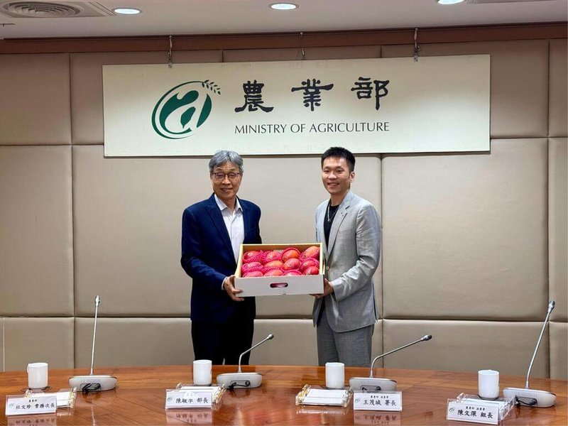 2026年亞運將於9月在日本名古屋開幕，農業部8日與運動部達成合作共識，提供台灣優質農產品，為選手的營養與體力提供最實質的應援。農業部長陳駿季（左）致贈當季芒果給運動部長李洋（右）。（農業部提供）中央社記者汪淑芬傳真　115年6月8日