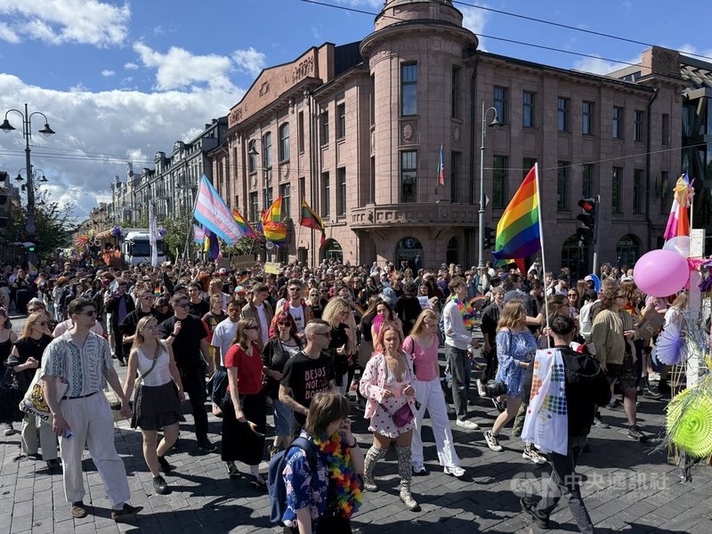 立陶宛首都維爾紐斯6日舉行大型LGBTQ+平權遊行，吸引約2萬人參與支持。中央社記者游堯茹維爾紐斯攝　115年6月8日