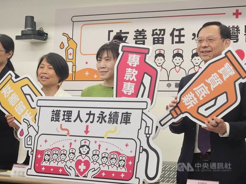 衛生福利部長石崇良（右）8日出席中華民國護理師護士公會全國聯合會舉行的「友善留任，台灣醫療加值」記者會，並致詞表示，政府的目標不只是達成三班護病比標準，更希望擁有充足的護理人力，避免因人力不足而關閉病床，影響民眾就醫權益。中央社記者陳婕翎攝　116年6月8日